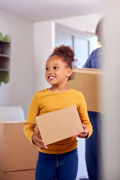 Mädchen Hilft Mutter Beim Tragen Von Kisten Neue Wohnung — Stockfoto