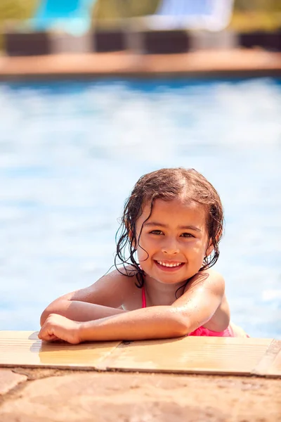 暑假时 少女靠在游泳池边的肖像 — 图库照片