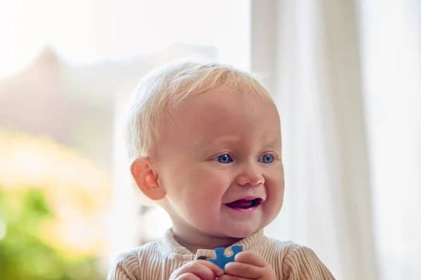 Baby Boy Hat Spaß Hause Sitzen Und Mit Puzzleteilen Spielen — Stockfoto