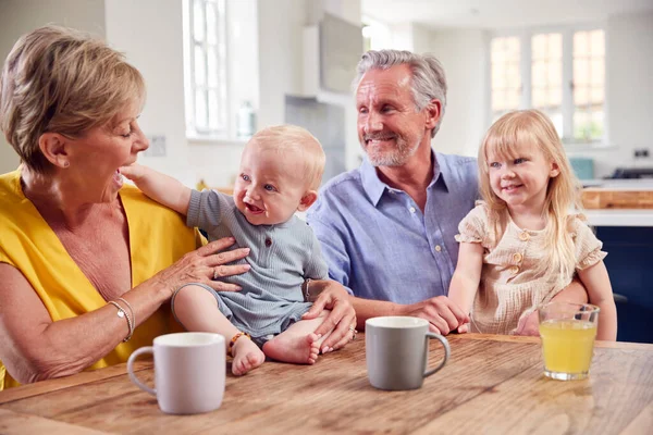 Nonni Che Prendono Cura Ridere Nipote Nipotino Seduto Tavolo Della — Foto Stock