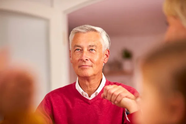 Multi Generatie Familie Handen Rond Tafel Thuis Genade Zeggen Voor — Stockfoto