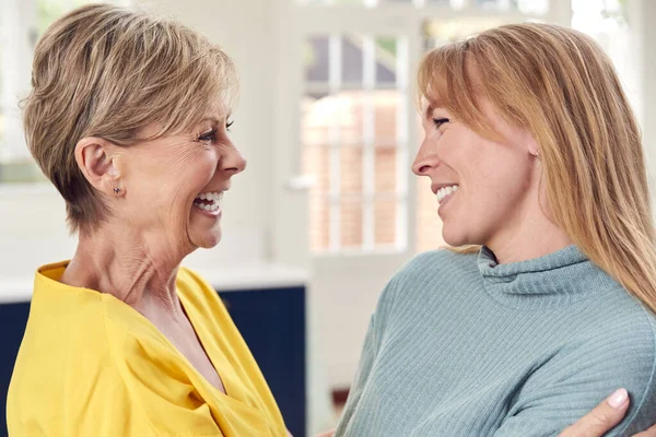 Seniorin Grüßt Und Umarmt Erwachsene Tochter Hause — Stockfoto