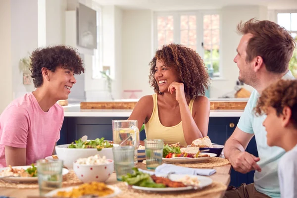 Família Sentada Torno Mesa Casa Comendo Refeição Juntos — Fotografia de Stock