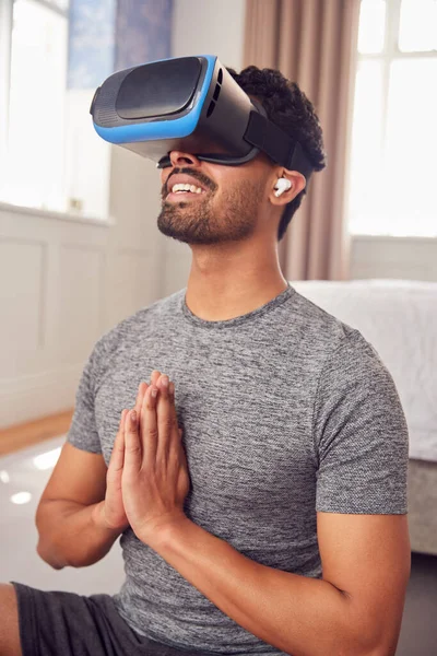 Man Dragen Virtual Reality Headset Oortjes Zitten Yoga Mat Slaapkamer — Stockfoto