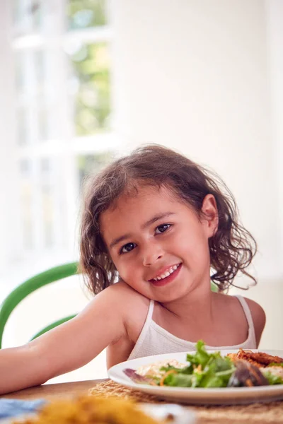 Retrato Niña Sentada Alrededor Mesa Casa Con Familia Comiendo Juntos —  Fotos de Stock