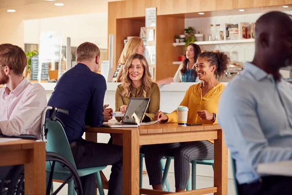 Grupo Colegas Negocios Que Tienen Reuniones Informales Alrededor Mesa Cafetería — Foto de Stock