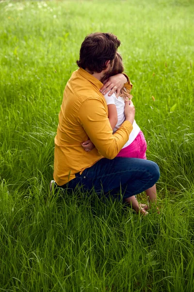 Älskade Fader Cuddling Ung Dotter När Vandrar Genom Fältet Tillsammans — Stockfoto