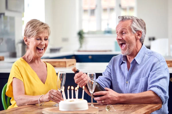 Gepensioneerd Paar Vieren Verjaardag Met Een Glas Champagne Taart Thuis — Stockfoto