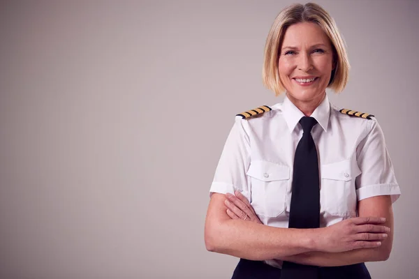 Studio Porträtt Leende Gammal Kvinna Airline Pilot Mot Plain Bakgrund — Stockfoto