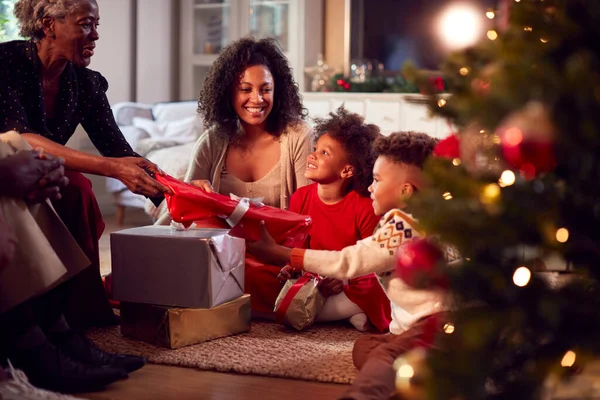 Familia Multi Generación Intercambiando Abriendo Regalos Alrededor Del Árbol Navidad — Foto de Stock