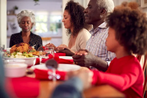 Multi Generazione Famiglia Tenere Mani Intorno Tavolo Casa Dicendo Grazia — Foto Stock