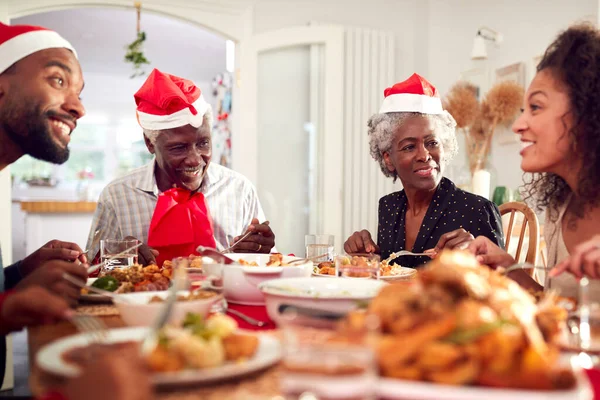 Famille Multi Génération Dans Chapeaux Papier Profiter Manger Des Repas — Photo