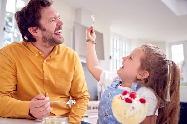 Hija Cocina Comiendo Helado Postre Poniendo Algunos Nariz Del Padre —  Fotos de Stock