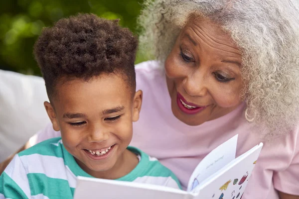 Mormor Sitter Utomhus Med Sonson Hemma Läsa Bok Tillsammans — Stockfoto