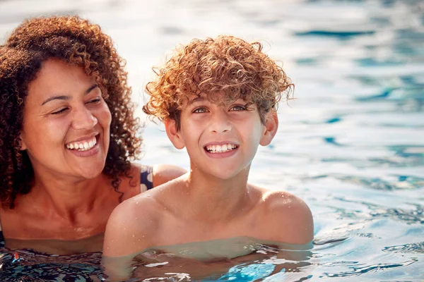 在游泳池里玩得开心的妈妈和儿子放暑假 — 图库照片