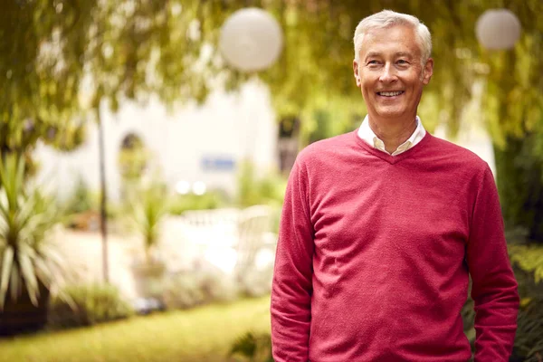 Porträtt Avslappnad Äldre Man Stående Trädgården Hemma Efter Pensionering — Stockfoto