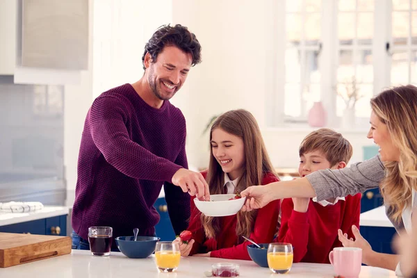 Padres Desayunando Con Niños Uniforme Escolar Mostrador Cocina —  Fotos de Stock