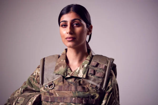 Portrait Serious Young Female Soldier Military Uniform Plain Background — Stok Foto