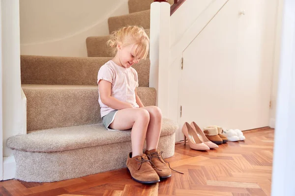 Jovem Sentada Escadas Vestindo Vestindo Sapatos Dos Pais — Fotografia de Stock