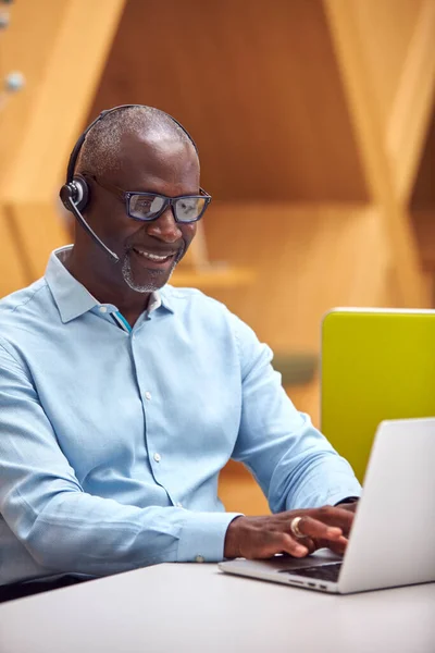 Dojrzały Biznesmen Noszący Słuchawki Telefoniczne Rozmawiający Dzwoniącym Centrum Obsługi Klienta — Zdjęcie stockowe