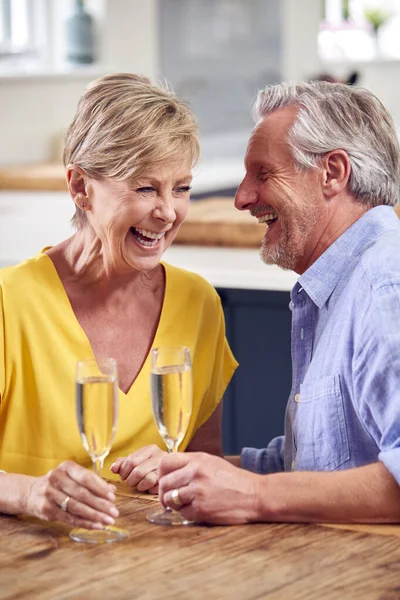 Coppia Pensione Che Festeggia Con Bicchiere Champagne Casa Serata Insieme — Foto Stock