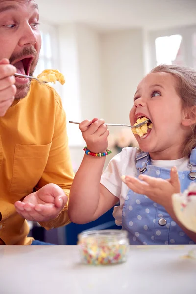 Батько Дочка Кухні Їдять Морозиво Десерт Ложкою — стокове фото