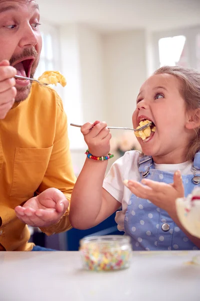 Padre Hija Cocina Comiendo Helado Postre Con Cuchara — Foto de Stock