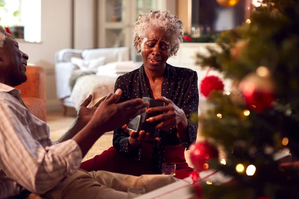 Sevgi Dolu Yaşlı Çift Noel Ağacının Etrafında Hediyeler Açıyor — Stok fotoğraf