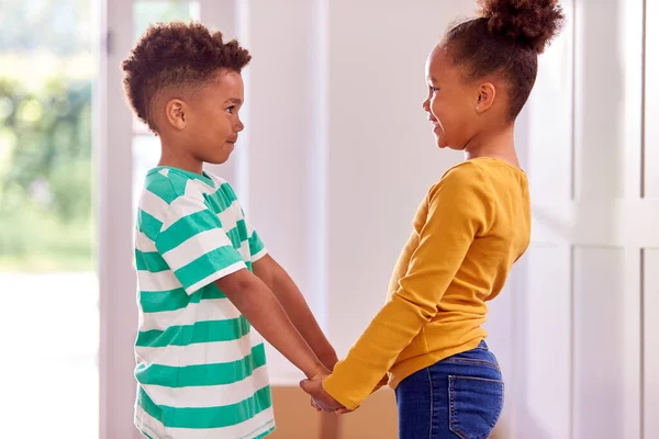 Bruder Und Schwester Händchen Haltend Flur Des Neuen Hauses — Stockfoto