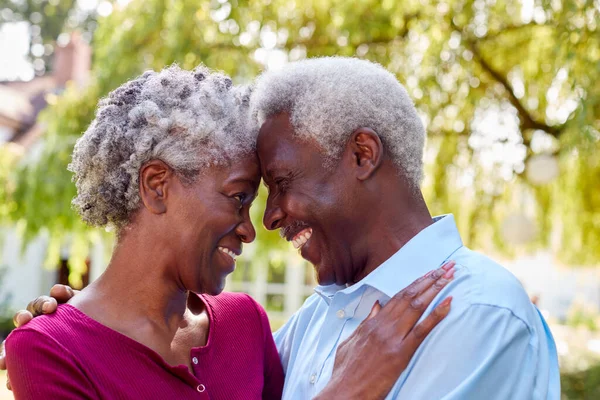 Älskade Äldre Par Som Står Trädgården Hemma Efter Pensioneringen — Stockfoto