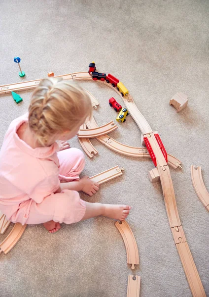 Evde Tahta Tren Setiyle Oynayan Genç Bir Kızın Tepeden Çekilmiş — Stok fotoğraf