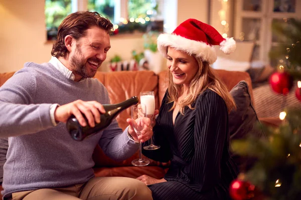 Milující Pár Slaví Šampaňským Kolem Vánočního Stromečku Doma — Stock fotografie
