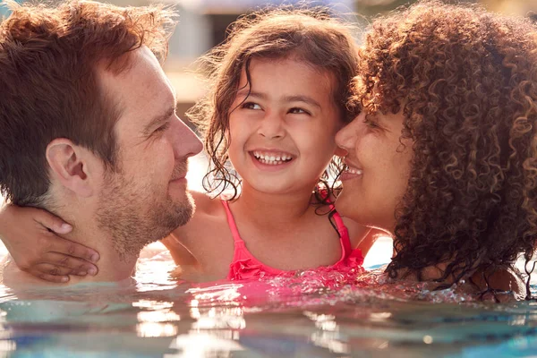 Der Nähe Von Familie Mit Tochter Having Spaß Pool Auf — Stockfoto