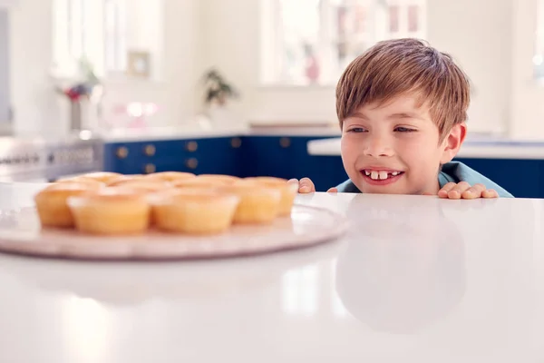 Jongen Nemen Vers Gebakken Zelfgemaakte Cupcake Van Plaat Keuken Thuis — Stockfoto