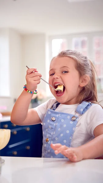 Portrait Jeune Fille Dans Cuisine Manger Crème Glacée Dessert Avec — Photo