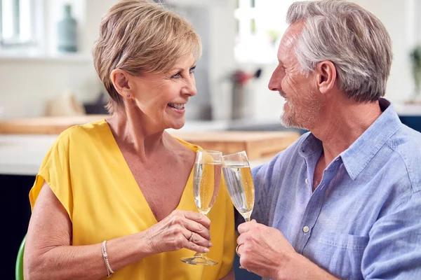 Couple Retraité Célébrant Avec Verre Champagne Maison Sur Nuit Rendez — Photo