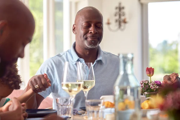 Multi Generatie Familie Holding Handen Rond Tafel Thuis Genade Zeggen — Stockfoto