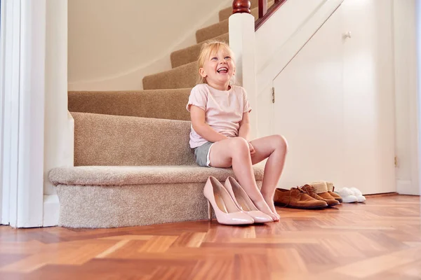Merdivenlerde Oturan Giyinen Annesinin Ayakkabılarını Giyen Genç Bir Kız — Stok fotoğraf