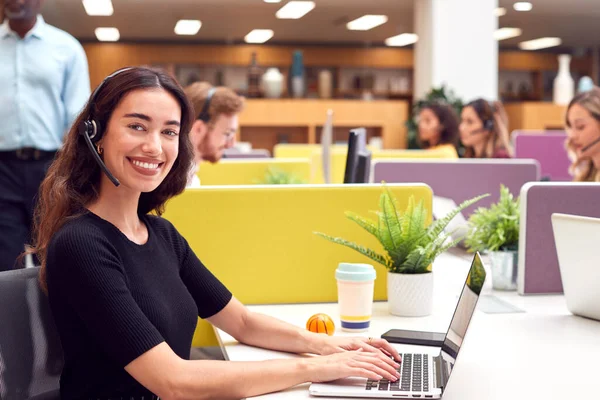 Porträtt Affärskvinna Bär Telefon Headset Prata Med Ringer Upptagen Kundtjänst — Stockfoto