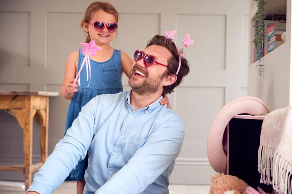 Père Fille Amusent Jouer Avec Boîte Habillage Maison — Photo