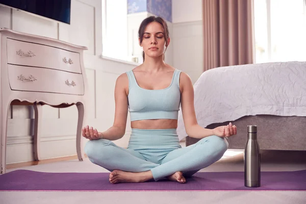 Vrouw Dragen Fitness Kleding Slaapkamer Thuis Zitten Yoga Mat Meditatie — Stockfoto