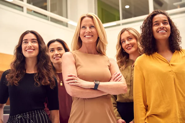 Portrait Équipe Multiculturelle Féminine Affaires Debout Dans Bureau Moderne Plan — Photo