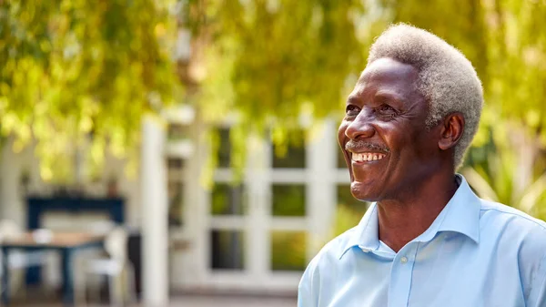 Porträtt Avslappnad Äldre Man Stående Trädgården Hemma Efter Pensionering — Stockfoto