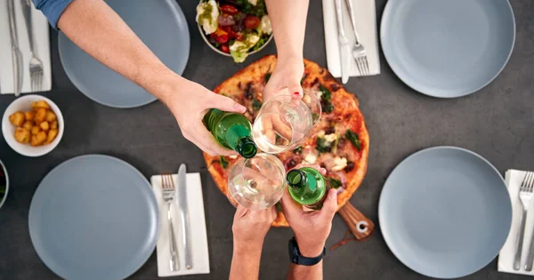 Arkadaşların Pizza Lokantasında Masada Otururken Tost Yaparken Genel Görünüm — Stok fotoğraf