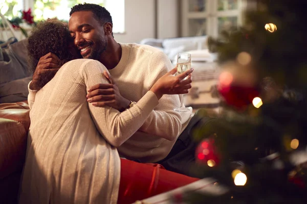 Pareja Cariñosa Celebrando Con Champán Alrededor Del Árbol Navidad Casa —  Fotos de Stock