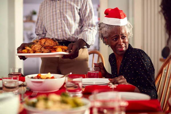 Großvater Trägt Truthahn Als Mehrgenerationenfamilie Die Sich Hinsetzt Gemeinsam Weihnachten — Stockfoto