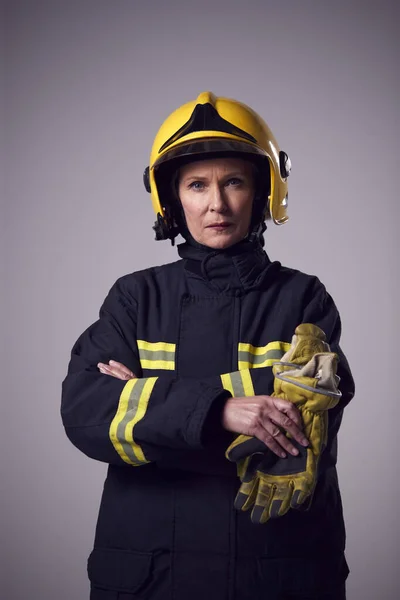 Estúdio Retrato Sério Maduro Feminino Bombeiro Contra Fundo Liso — Fotografia de Stock