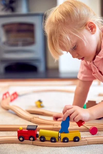 Chica Joven Casa Jugando Con Madera Tren Conjunto Juguete Alfombra — Foto de Stock