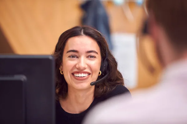 Zakenvrouw Cubicle Dragen Headset Praten Met Collega Drukke Customer Services — Stockfoto