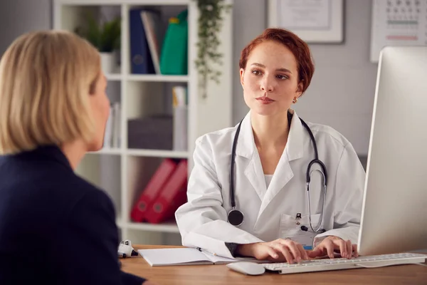 Beyaz Önlüklü Kadın Doktor Ofisteki Olgun Kadın Hastayla Görüşüyor — Stok fotoğraf